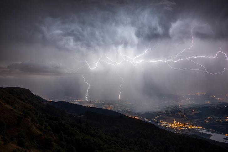 Photographie d'un orage stationnaire entre Annecy et Genève dans la soirée du 21 juillet 2015